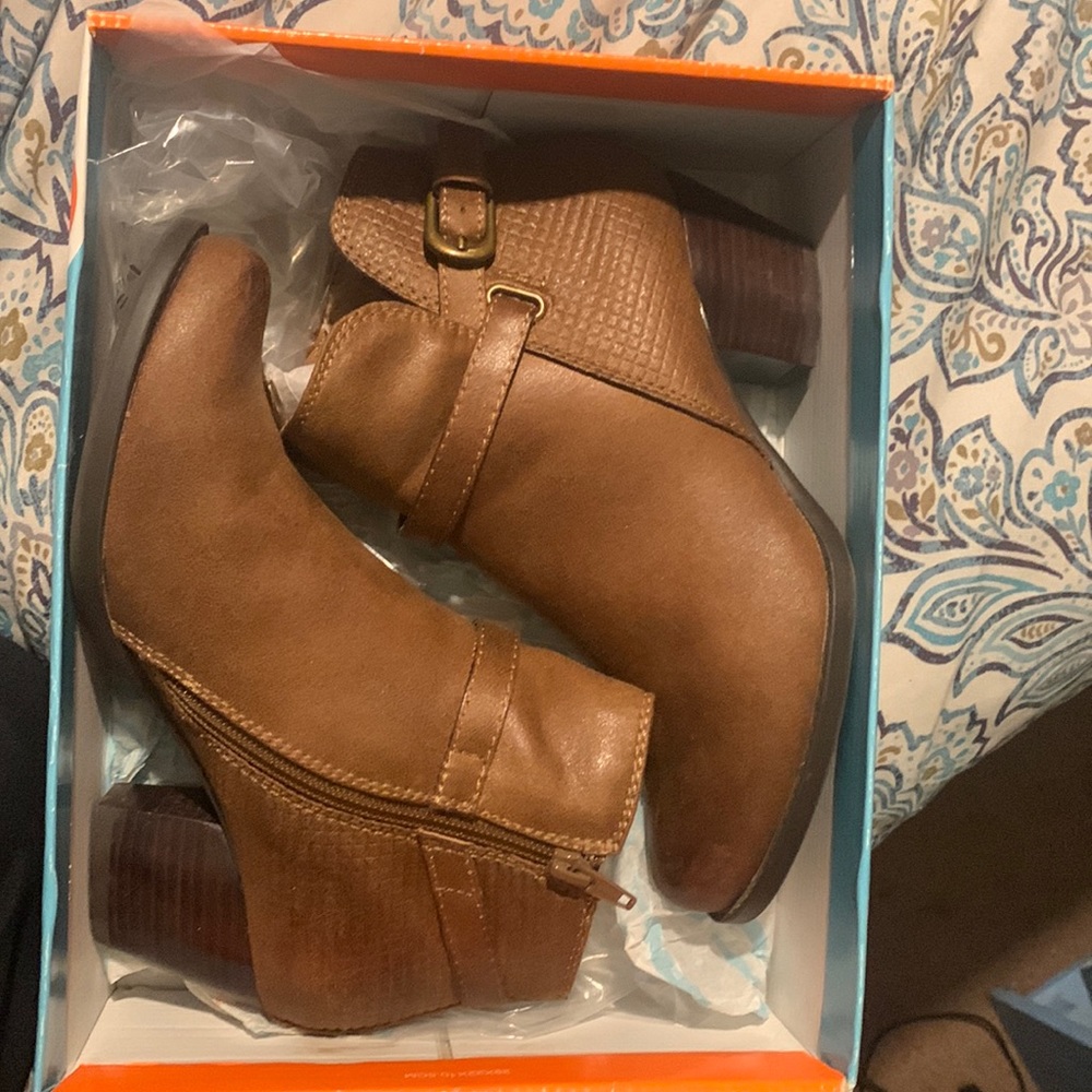 BRAND NEW Baretraps Ankle Boots with box